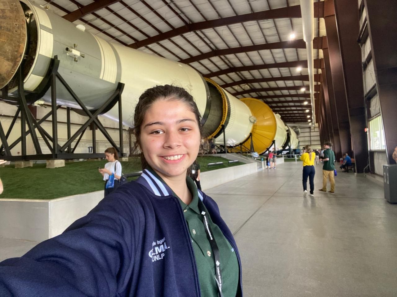 La estudiante de Ingeniería en el “George W.S. Abbey Rocket Park”. 